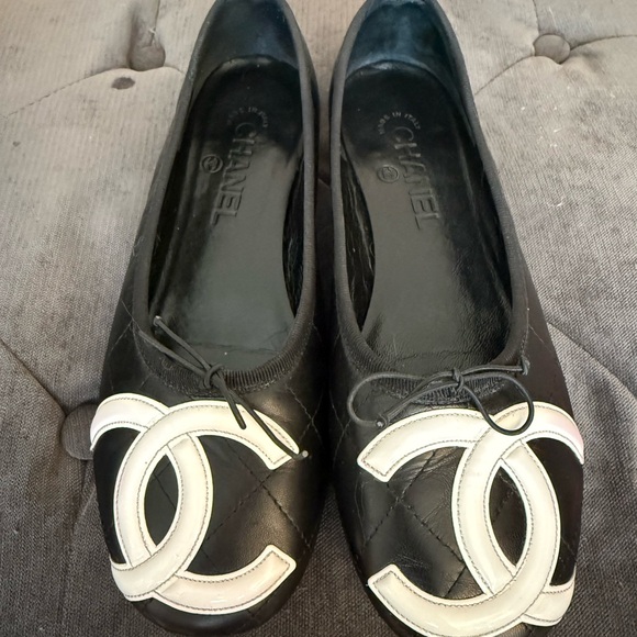 CHANEL Black Quilted Leather Ballet Flats with White CC Appliqué - Picture 9 of 11